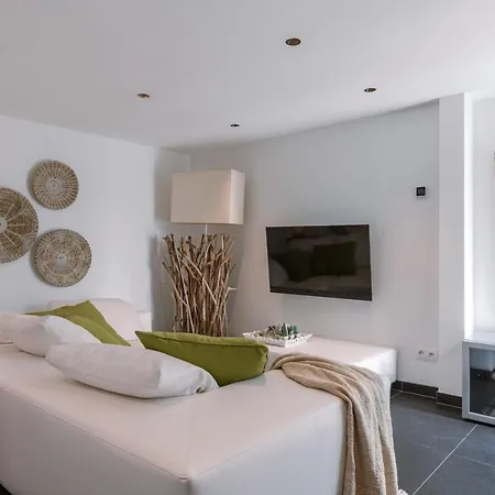 Cosy Guest With Sauna And Garden *